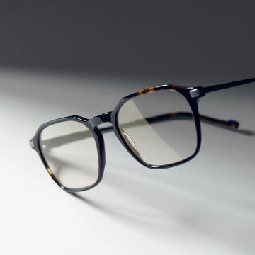 Imágenes divididas de un lente transparente y limpio con ZEISS DuraVision Gold UV y un lente con gotas de agua.