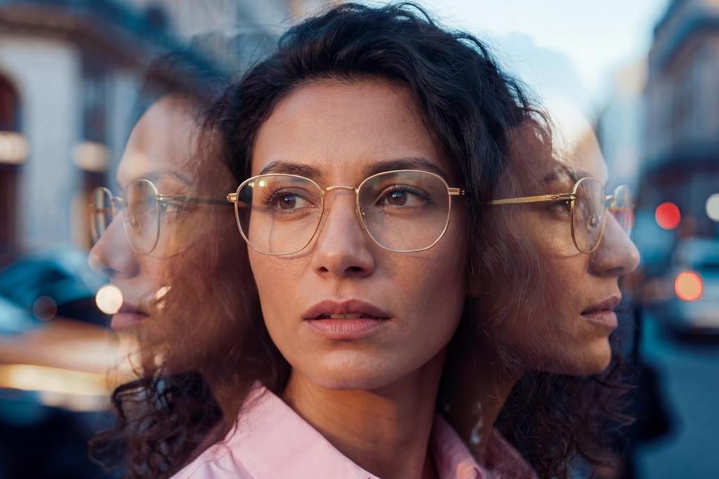 Las lentes ZEISS con recubrimiento DuraVision son mucho menos reflectantes.