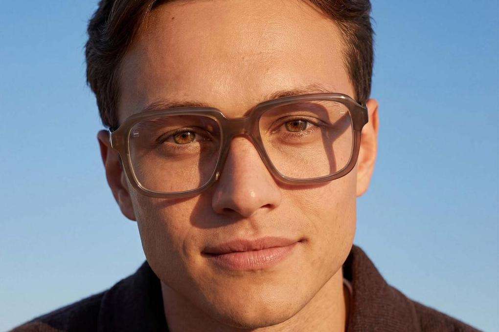 Las lentes ZEISS con recubrimiento DuraVision son mucho menos reflectantes.